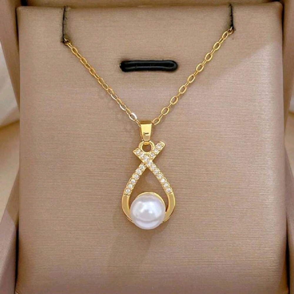 Gold and Pearl Pendant Necklace